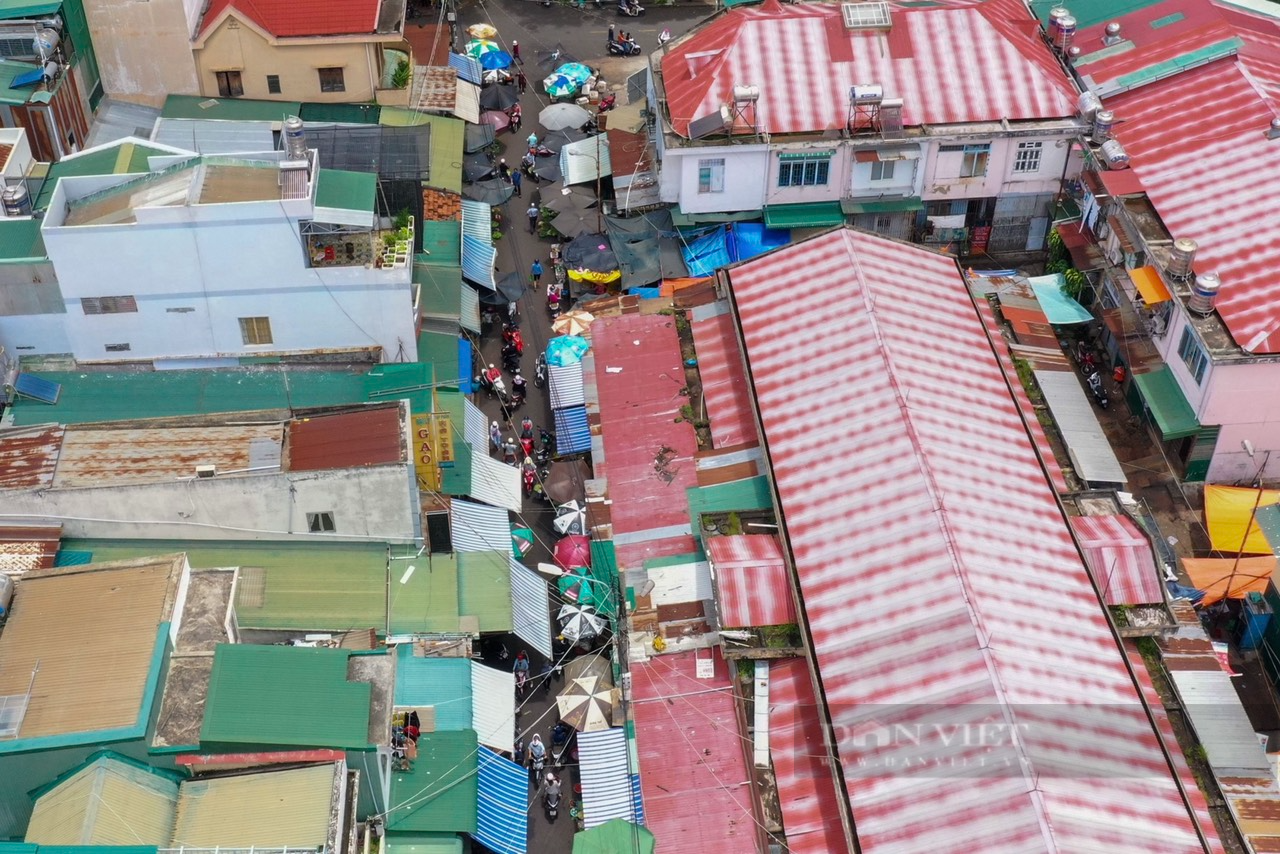 Đắk Lắk: Người dân lại tập trung đông mua hàng hóa trước giờ giãn cách xã hội   - Ảnh 5.