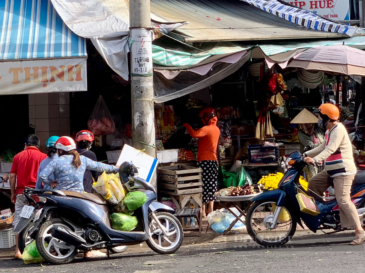 Đắk Lắk: Người dân lại tập trung đông mua hàng hóa trước giờ giãn cách xã hội   - Ảnh 6.