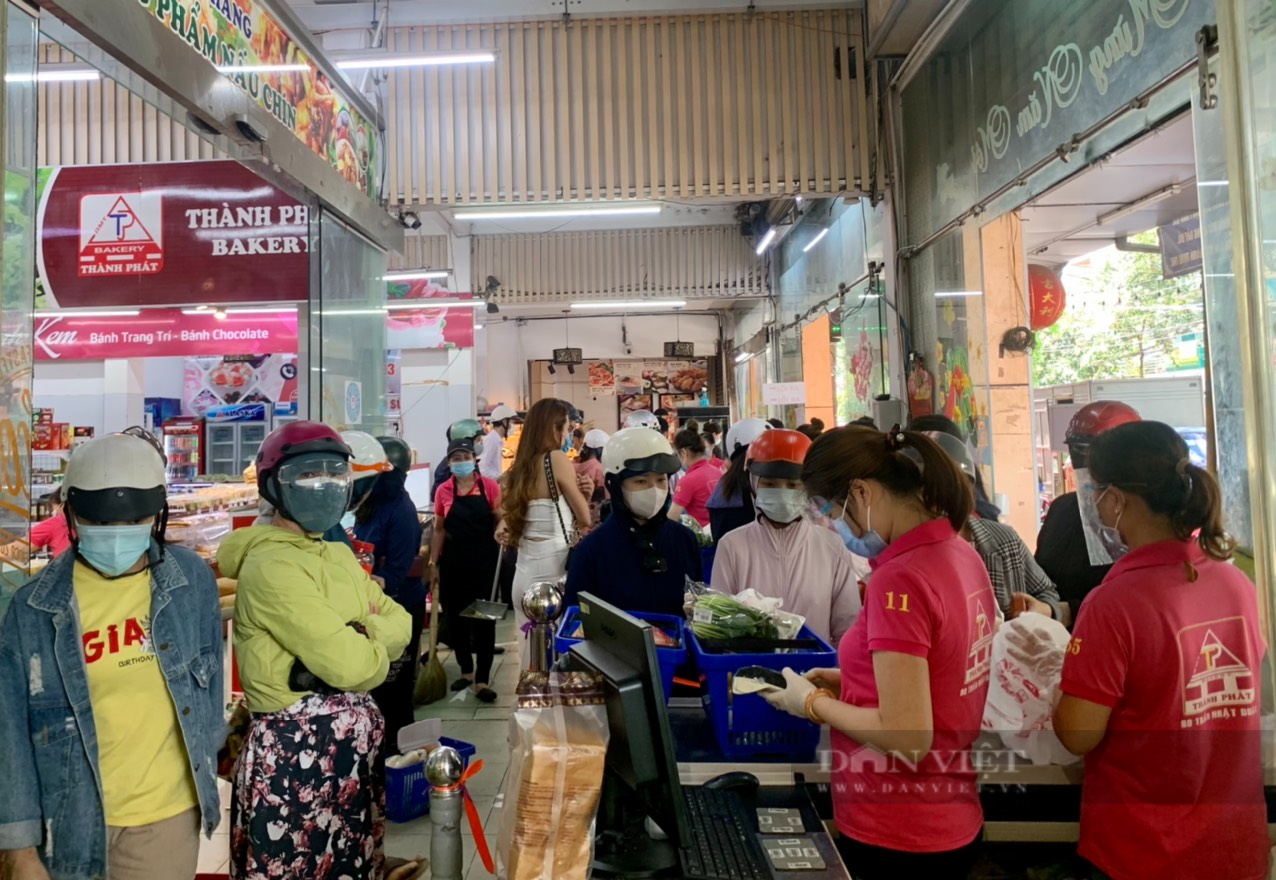 Đắk Lắk: Người dân lại tập trung đông mua hàng hóa trước giờ giãn cách xã hội   - Ảnh 7.