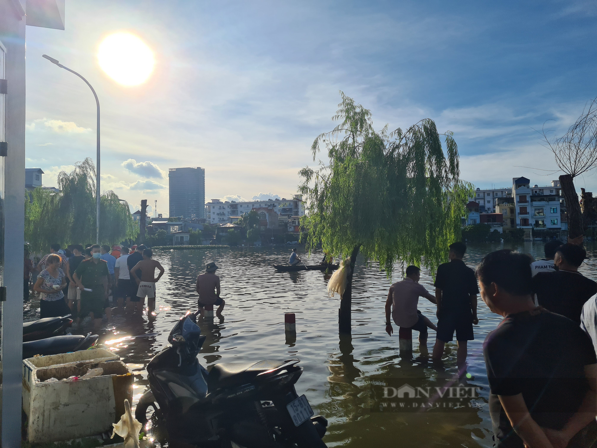 Hải Phòng: Đang tìm hai bé gái đuối nước ở hồ Thiên Nga - Ảnh 1.