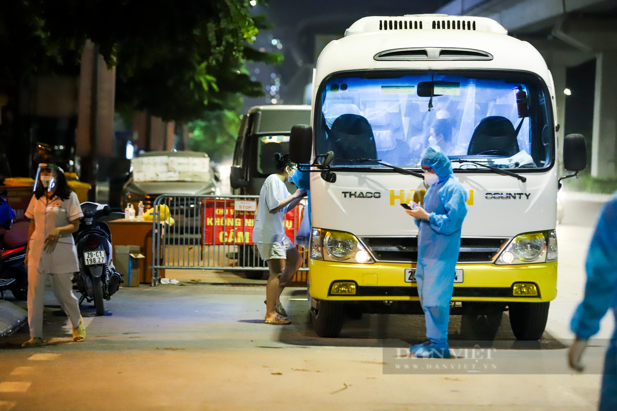 Thần tốc đưa F1 ở ổ dịch mới tại Hà Nội đi cách ly tập trung trong đêm - Ảnh 2.