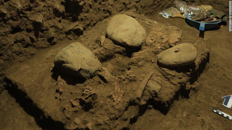Bộ xương thiếu nữ cổ đại chết 7.200 năm trước tiết lộ điều nhân loại chưa từng biết đến - Ảnh 1.
