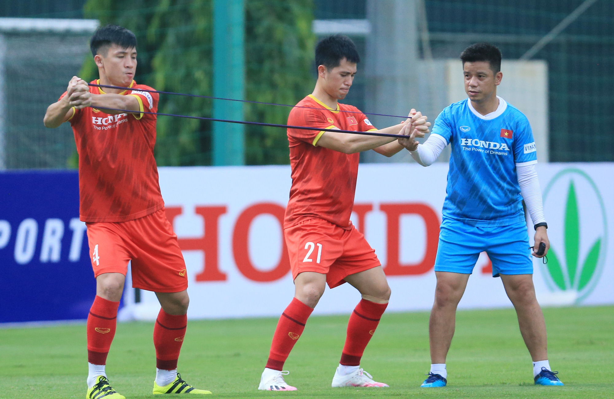Lộ diện 25 cầu thủ ĐT Việt Nam sang Saudi Arabia - Ảnh 1.