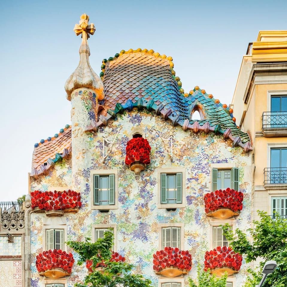 Ngôi nhà hơn 100 tuổi có thiết kế độc đáo ở Barcelona - Ảnh 1.