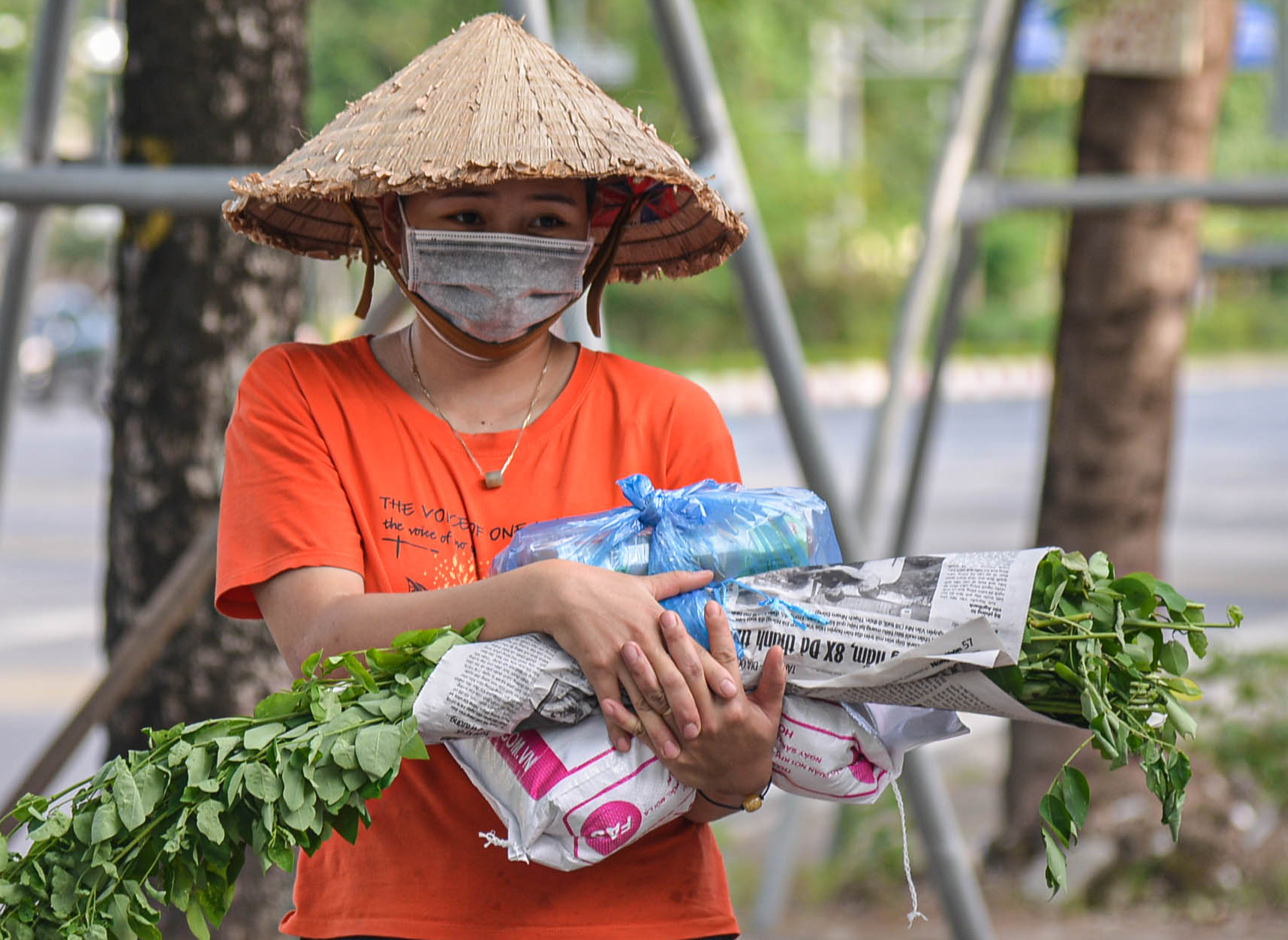 Báo NTNN/Dân Việt trao tặng hàng nghìn suất quà tới sinh viên và người lao động mắc kẹt tại Hà Nội - Ảnh 16.