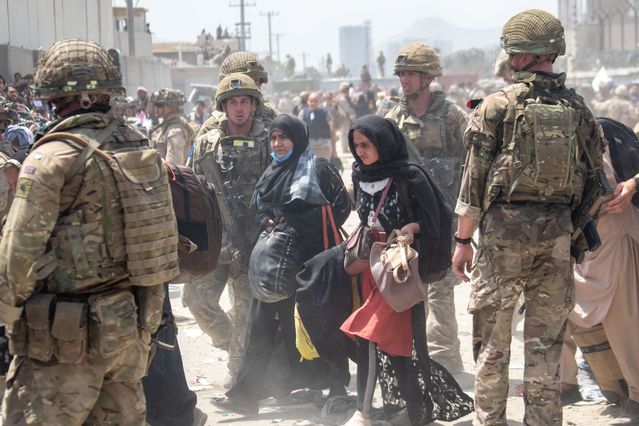 Chạy trốn khỏi Afghanistan giữa tiếng bom nổ: 'Chưa bao giờ sợ hãi đến vậy!' - Ảnh 2.