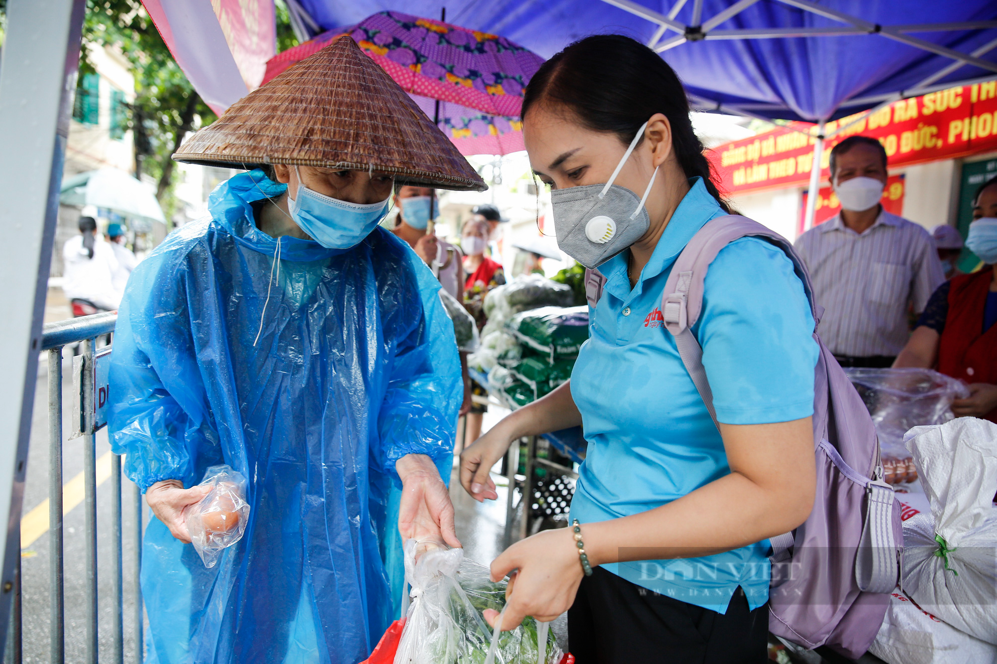 Báo NTNN/Dân Việt trao tặng 400 suất quà cho người lao động có hoàn cảnh khó khăn tại Hà Nội - Ảnh 3.