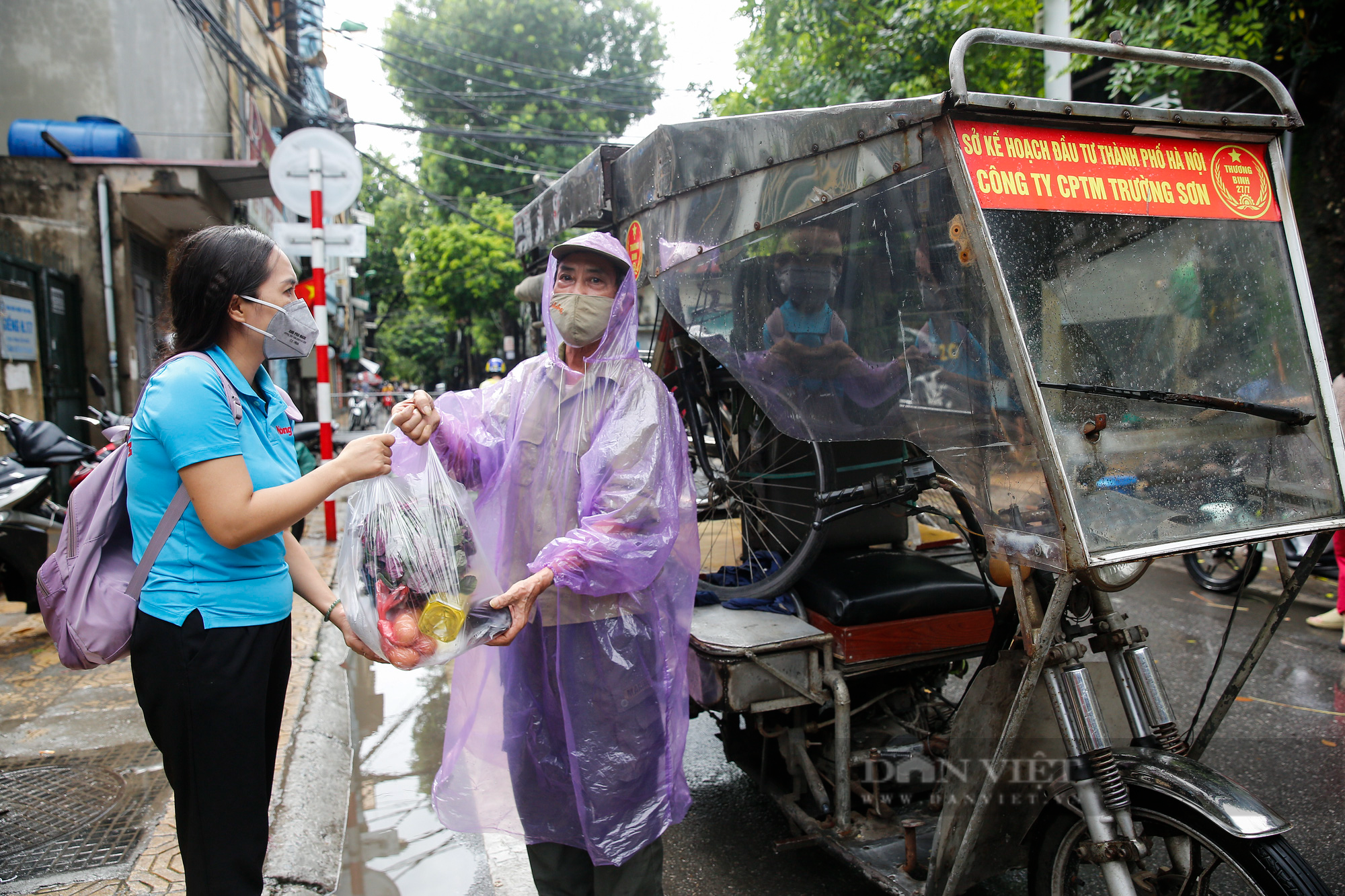 Báo NTNN/Dân Việt trao tặng 400 suất quà cho người lao động có hoàn cảnh khó khăn tại Hà Nội - Ảnh 6.