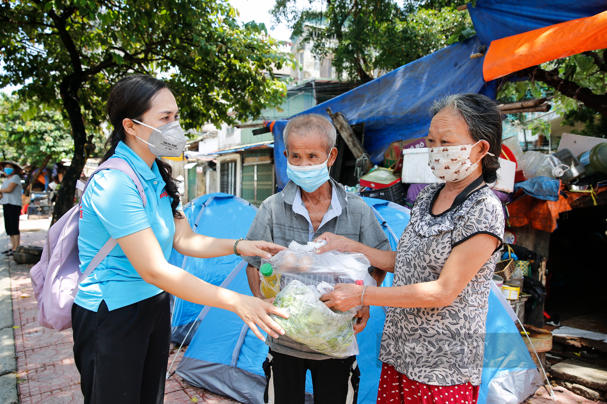 Báo NTNN/Dân Việt trao tặng 400 suất quà cho người lao động có hoàn cảnh khó khăn tại Hà Nội - Ảnh 11.