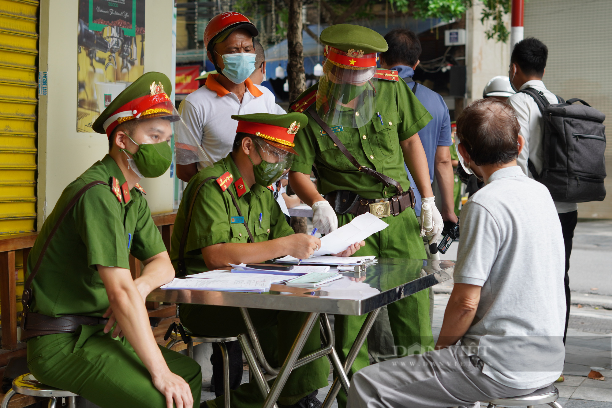 Hà Nội: Triển khai tổ công tác đặc biệt kiểm soát 100% người dân ra đường - Ảnh 7.