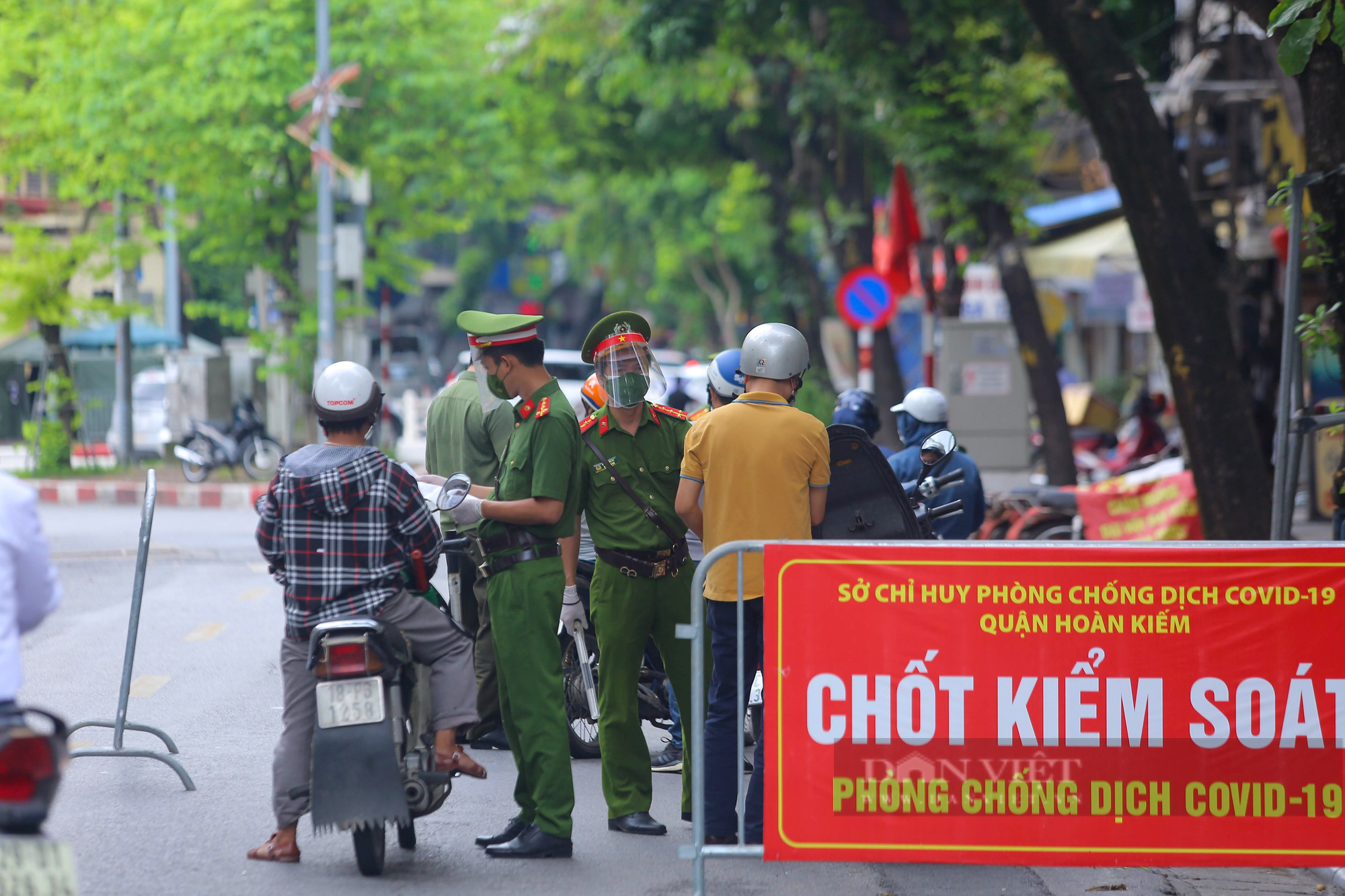 Không đeo khẩu trang, quay đầu xe bỏ chạy khi thấy chốt kiểm soát người đi đường ở Hà Nội - Ảnh 1.