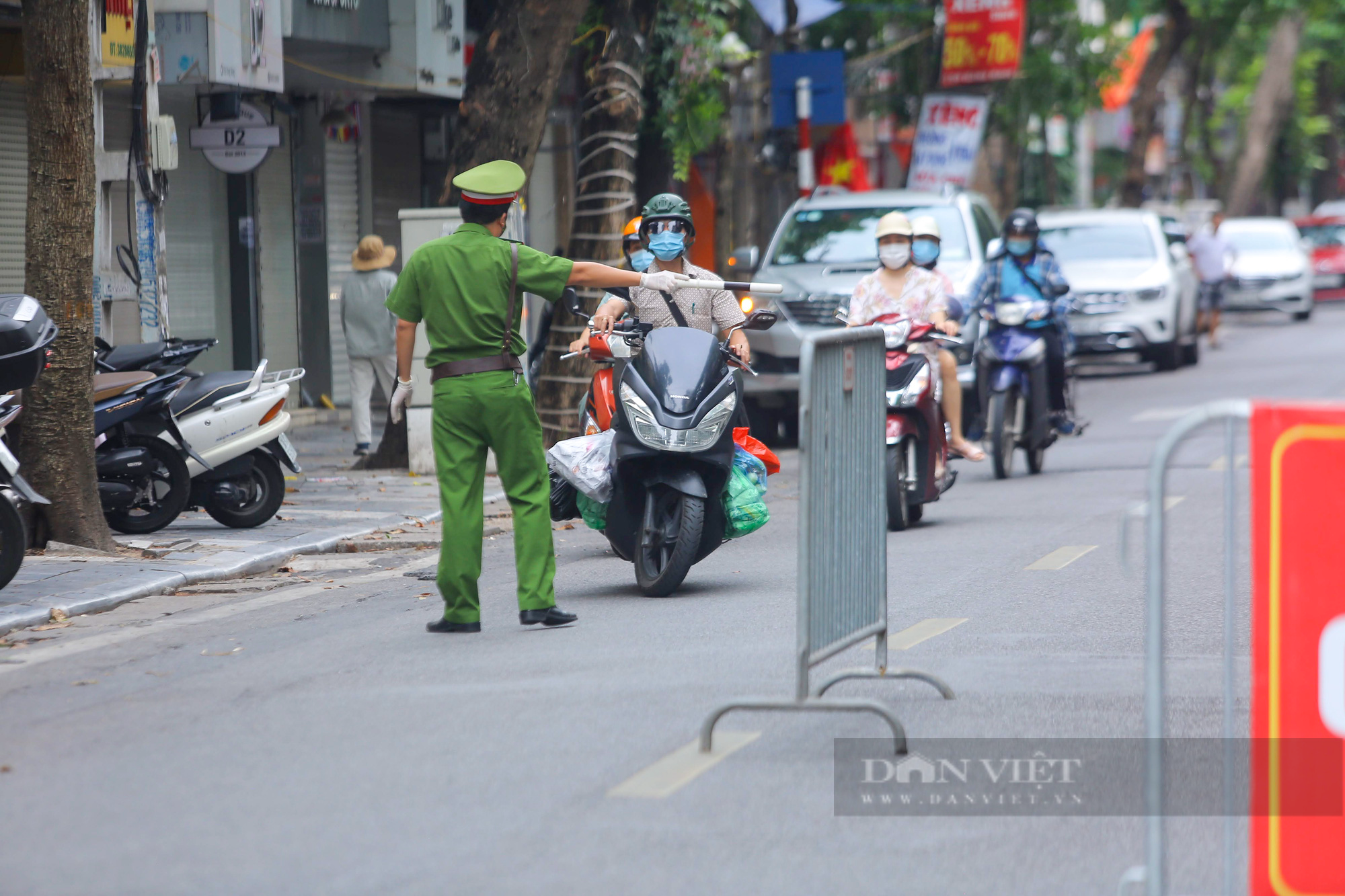 Không đeo khẩu trang, quay đầu xe bỏ chạy khi thấy chốt kiểm soát người đi đường ở Hà Nội - Ảnh 2.