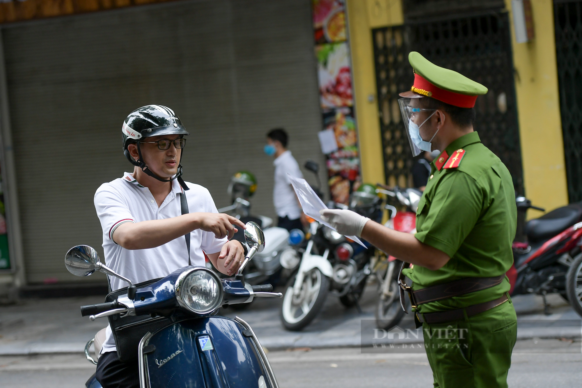 Không đeo khẩu trang, quay đầu xe bỏ chạy khi thấy chốt kiểm soát người đi đường ở Hà Nội - Ảnh 3.