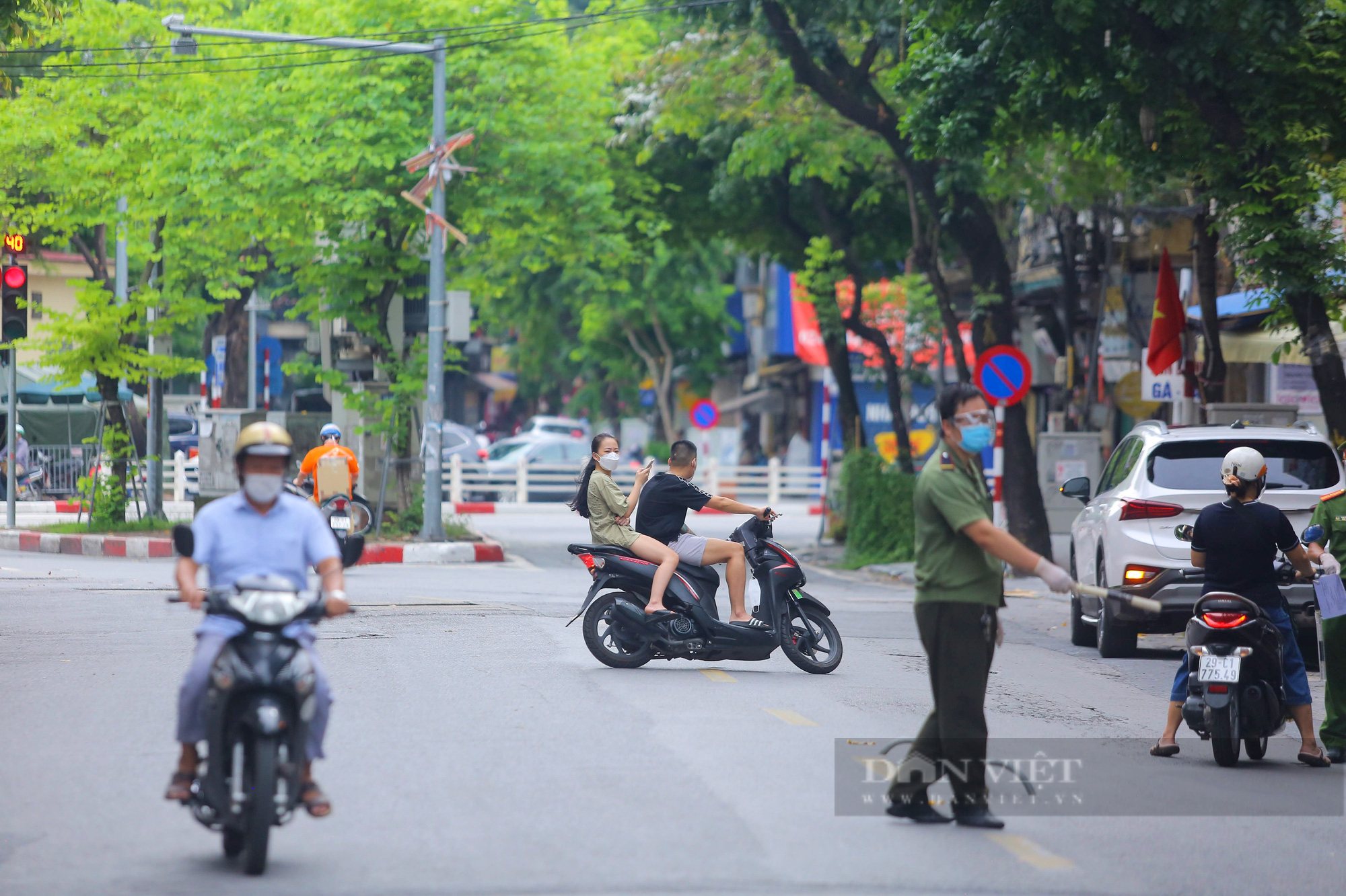 Không đeo khẩu trang, quay đầu xe bỏ chạy khi thấy chốt kiểm soát người đi đường ở Hà Nội - Ảnh 5.