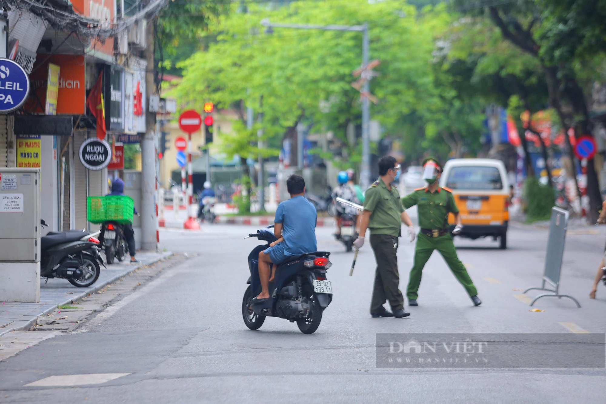 Không đeo khẩu trang, quay đầu xe bỏ chạy khi thấy chốt kiểm soát người đi đường ở Hà Nội - Ảnh 7.