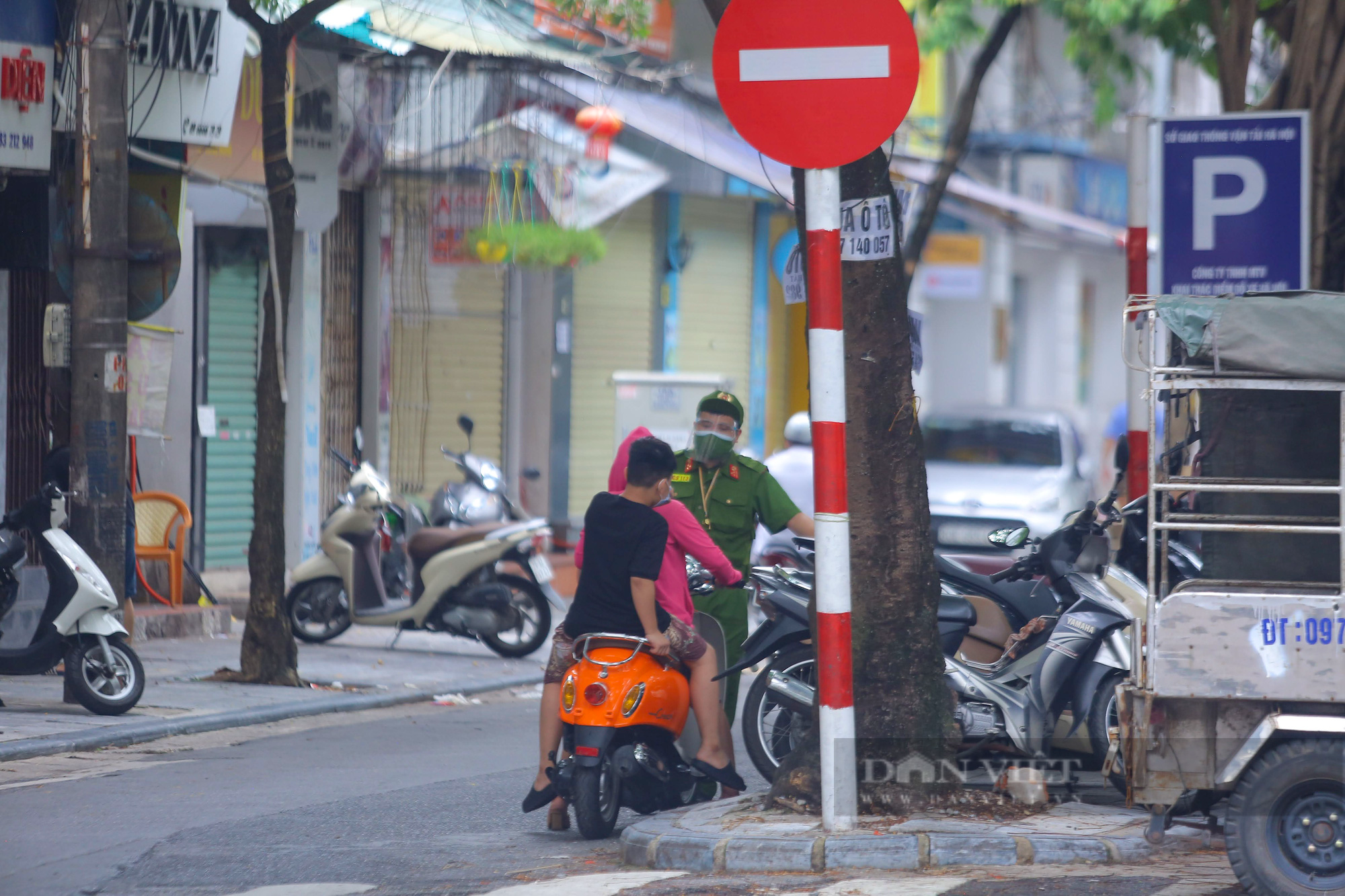 Không đeo khẩu trang, quay đầu xe bỏ chạy khi thấy chốt kiểm soát người đi đường ở Hà Nội - Ảnh 8.