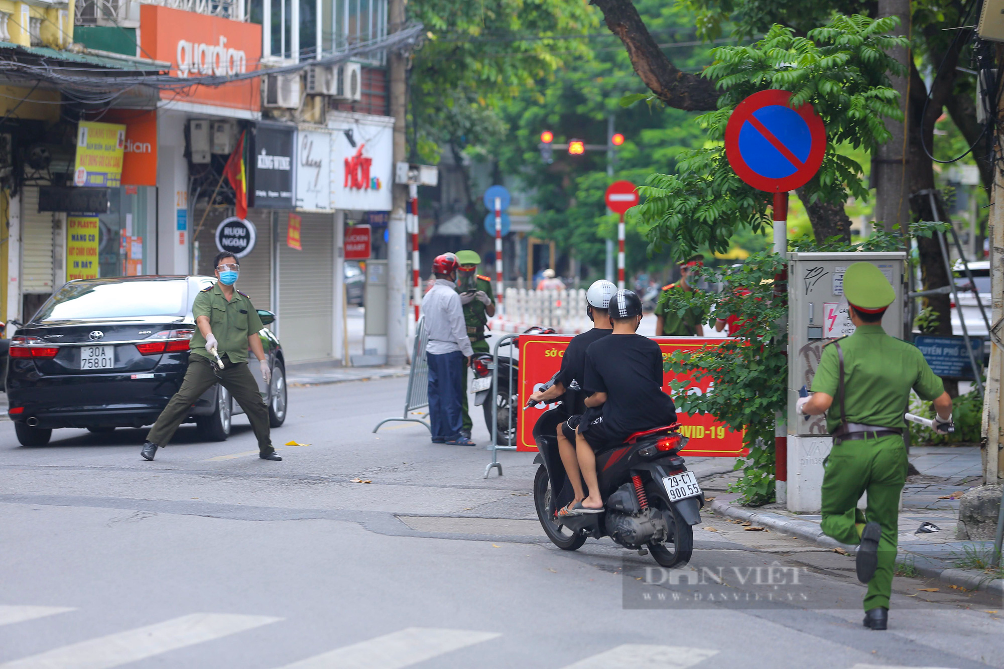 Không đeo khẩu trang, quay đầu xe bỏ chạy khi thấy chốt kiểm soát người đi đường ở Hà Nội - Ảnh 9.