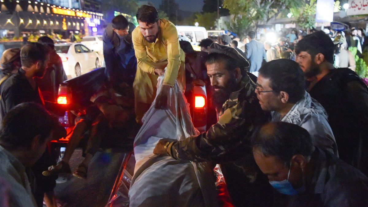 Chạy trốn khỏi Afghanistan giữa tiếng bom nổ: 'Chưa bao giờ sợ hãi đến vậy!' - Ảnh 1.