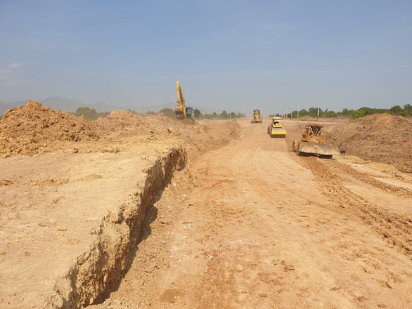 Sẽ thu hồi giấy phép mỏ đất không cung cấp vật liệu cho cao tốc Bắc - Nam - Ảnh 2.