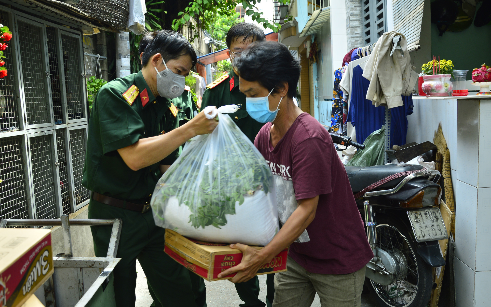 Bộ Tư lệnh TP.HCM: Tiếp nhận 1 tỷ đồng vào chương trình 100.000 phần quà hỗ trợ nhân dân