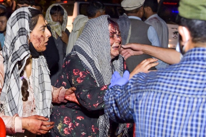 Người Afghanistan đau đớn, hoảng loạn sau 2 vụ đánh bom tự sát gần sân bay Kabul - Ảnh 1.