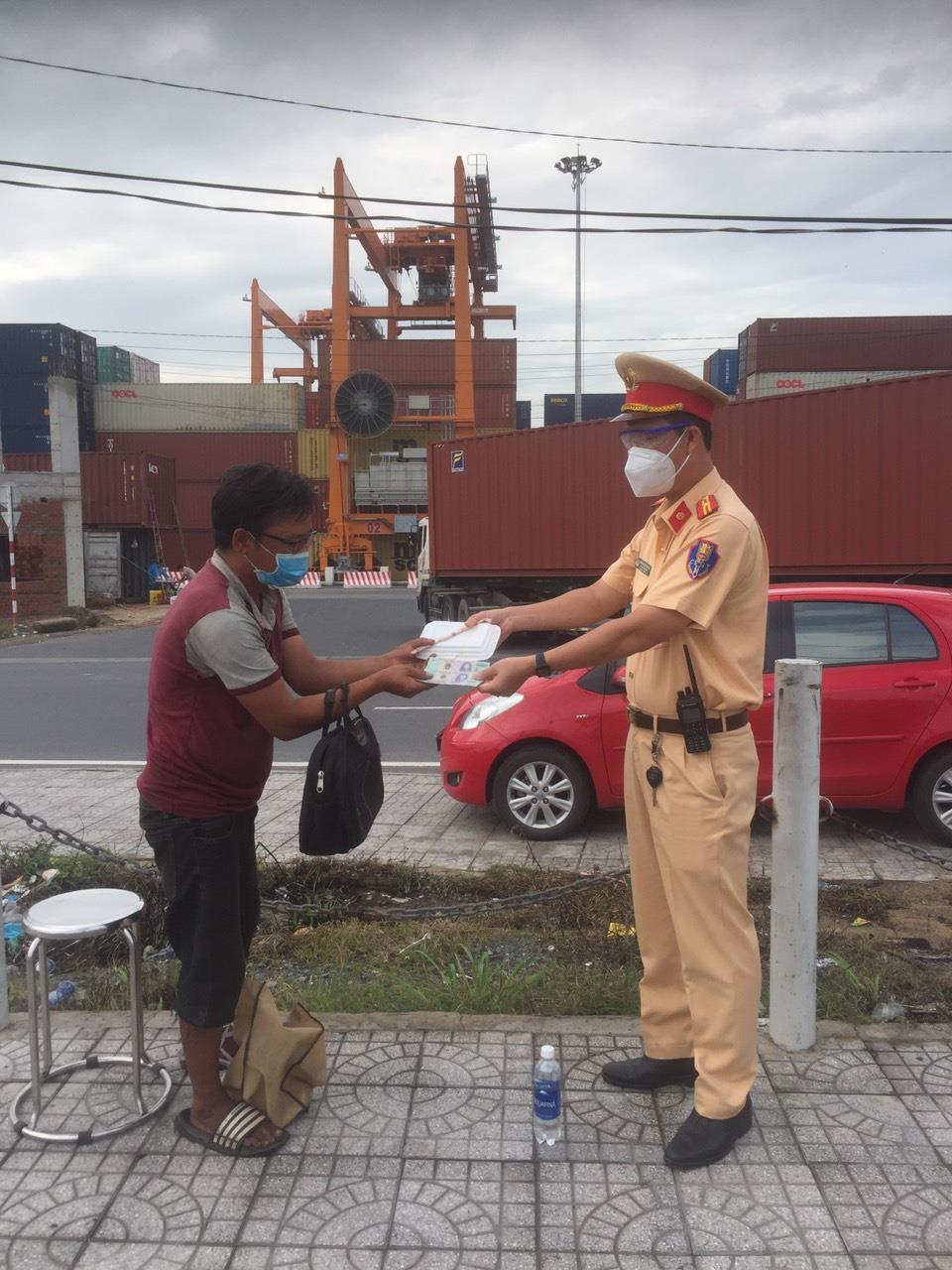 Đi bộ từ Bình Định về Bình Dương thăm con bệnh, người đàn ông được CSGT giúp đỡ - Ảnh 1.