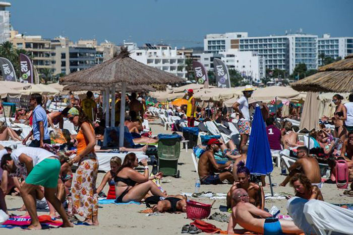 Thế hệ Instagram với thoái trào Topless sunbathing (tắm nắng để ngực trần) trên bãi biển thời 4.0 - Ảnh 2.