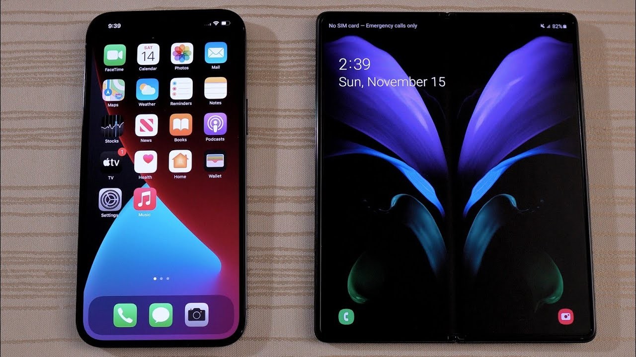 So sánh Samsung Galaxy Z Fold 3 vs iPhone 12 Pro Max: Chọn máy nào? - Ảnh 1.