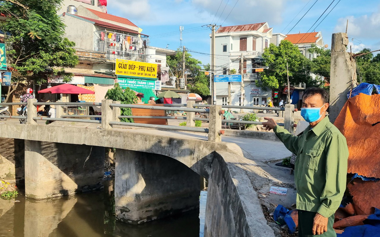 Ninh Bình: Một ông nông dân hễ cứ dư tiền là đem ra sửa cầu, khiến dân trong vùng nể phục