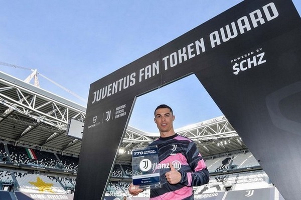 Ronaldo được tặng tiền mã hóa trước trận đấu giữa Juventus vs Benevento. Ảnh: @AFP.