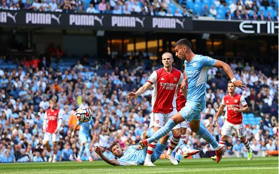 Man City chiến thắng 5 sao trước Arsenal, HLV Guardiola an ủi Arteta - Ảnh 1.