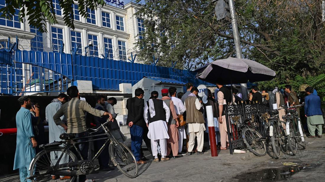 Hệ thống ngân hàng của Afghanistan trên bờ vực sụp đổ: &quot;Không một ai có tiền&quot; - Ảnh 1.