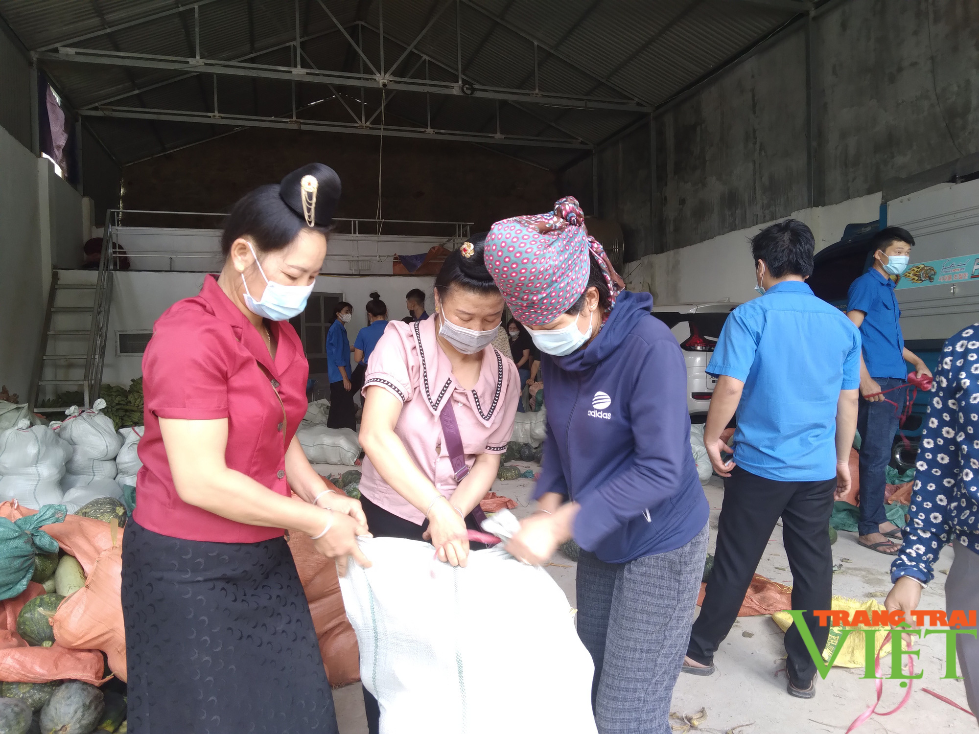 Sơn La: Thuận Châu ủng hộ trên 30 tấn lương thực, thực phẩm cho đồng bào vùng dịch - Ảnh 3.