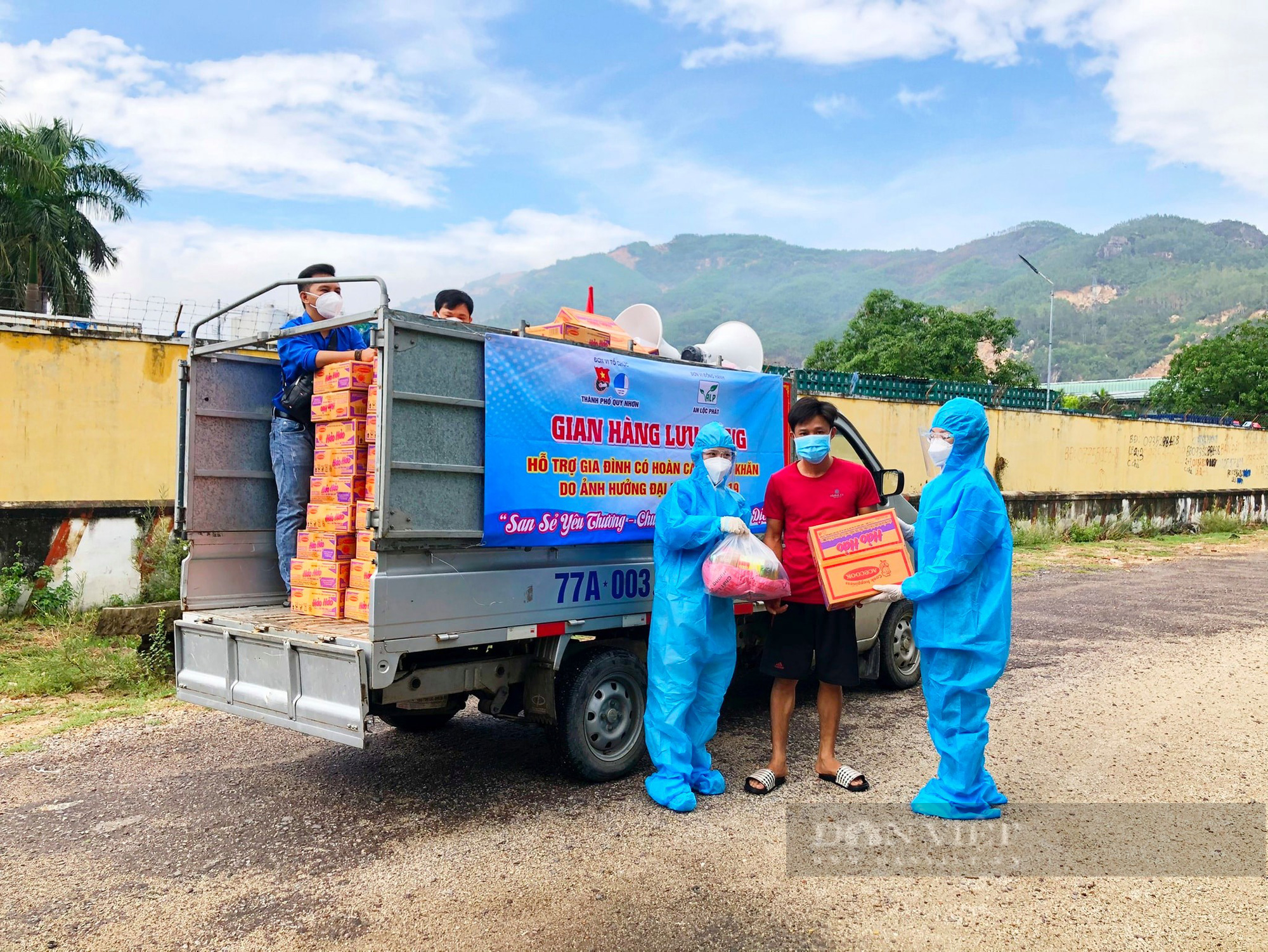 Mở “Gian hàng lưu động” giúp người dân vùng dịch bị phong tỏa - Ảnh 4.