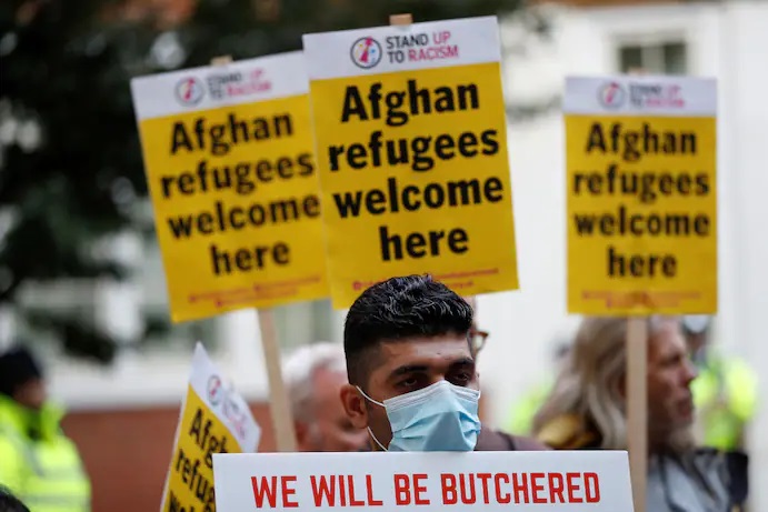 Ảnh: Người tị nạn Afghanistan chạy trốn Taliban được chào đón nồng nhiệt ở nước ngoài - Ảnh 6.