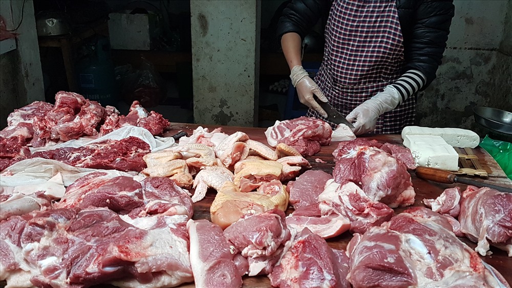 Nguồn cung dồi dào, nhu cầu thấp, giá thịt lợn vẫn “ngất ngưởng” trước Tết Nhâm Dần 2022 - Ảnh 1.