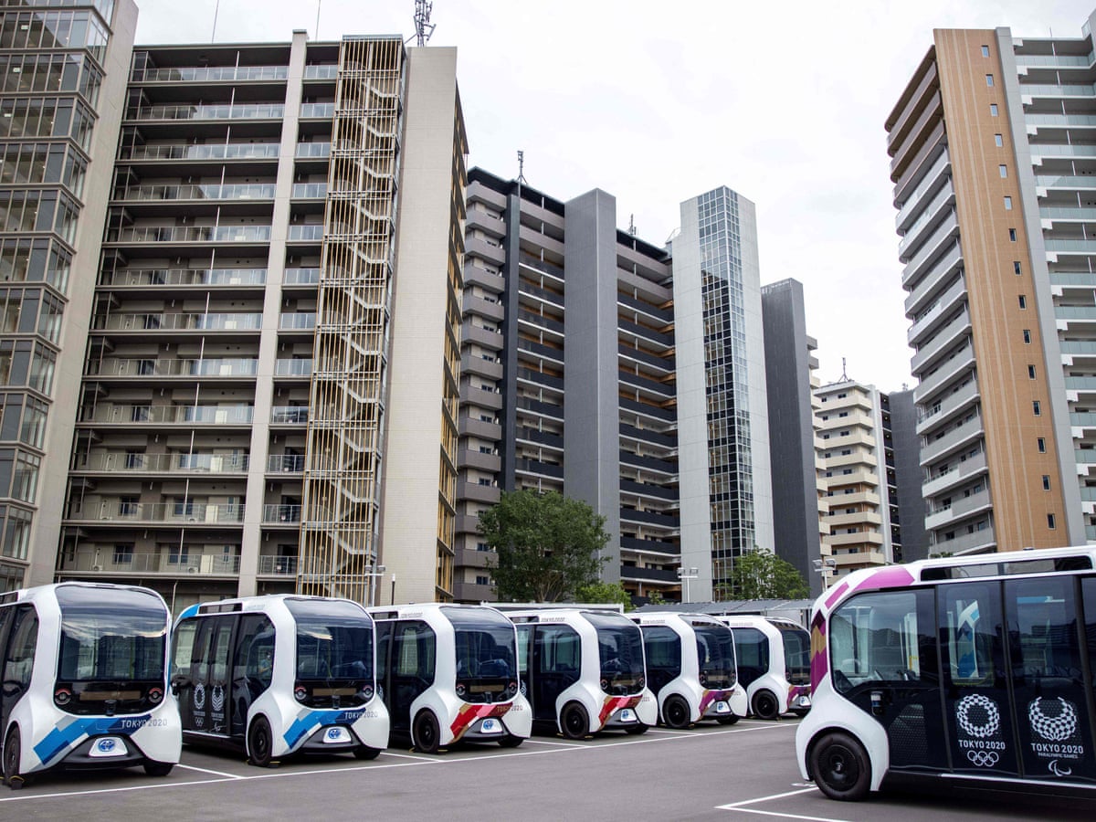 Xe buýt tự vận hành được sử dụng tại Làng VĐV ở Paralympic 2020 bị tạm đình chỉ hoạt động sau vụ tai nạn. Ảnh: @AFP.