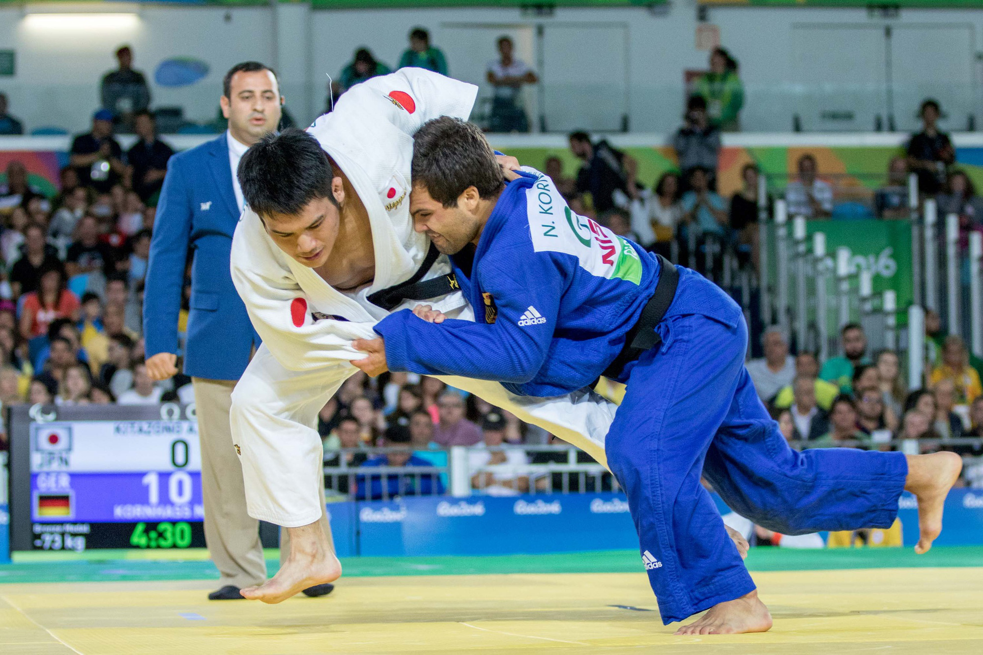 VĐV judo Nhật Bản Aramitsu Kitazono (trái), người đang bị thương do vụ tai nạn. Ảnh: @AFP.