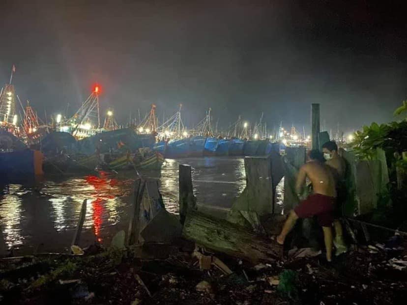 Bình Thuận: Mưa lớn gặp lúc thủy triều rút biến thành lũ quét làm nhiều tàu thuyền đánh cá ở La Gi bị chìm - Ảnh 1.