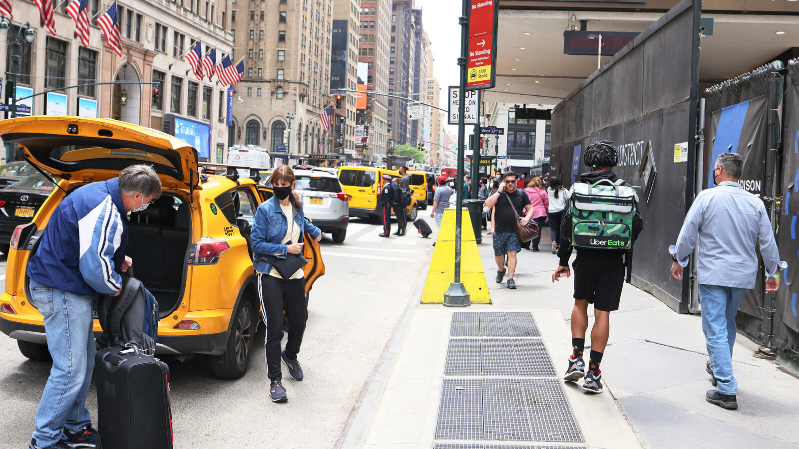 Xe taxi đã và sẽ luôn là một phần biểu tượng của &quot;thành phố không ngủ&quot; New York: Chúng là một phần trong đời sống không chỉ đối với người dân thành phố này mà còn là phương tiện di chuyển cần thiết của khách du lịch. Ảnh: @AFP.
