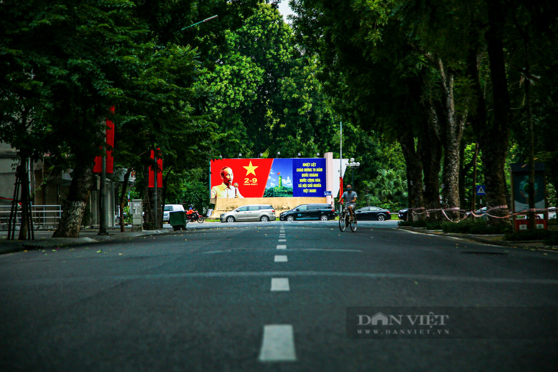 Đường phố Hà Nội rực rỡ sắc đỏ chào mừng Quốc khánh 2/9 - Ảnh 1.