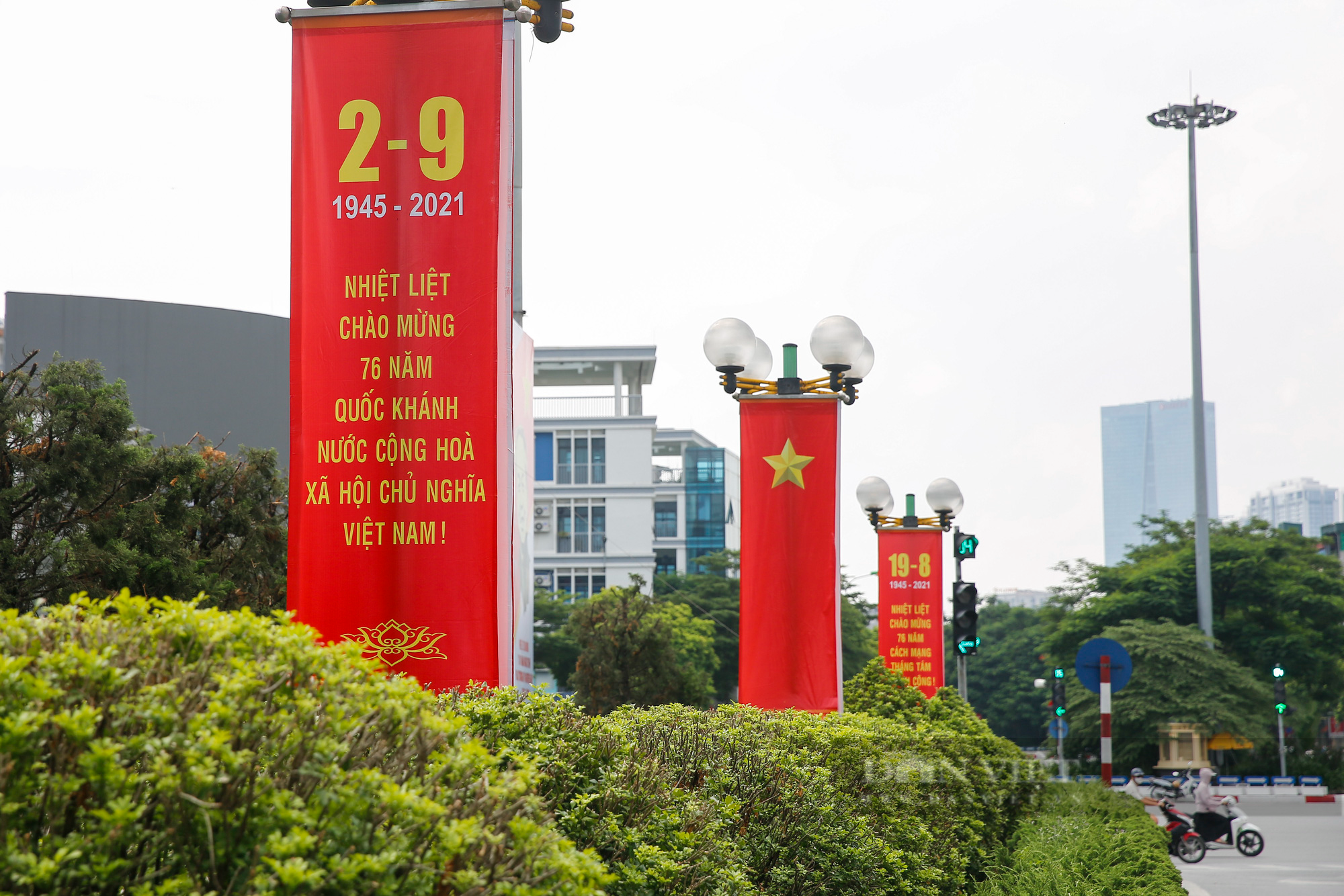 Đường phố Hà Nội rực rỡ sắc đỏ chào mừng Quốc khánh 2/9 - Ảnh 2.
