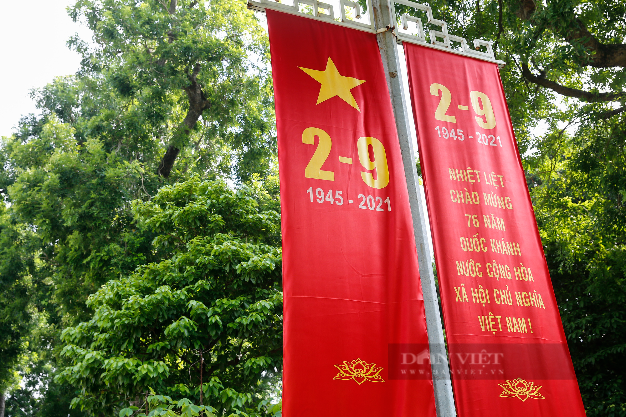 Đường phố Hà Nội rực rỡ sắc đỏ chào mừng Quốc khánh 2/9 - Ảnh 8.