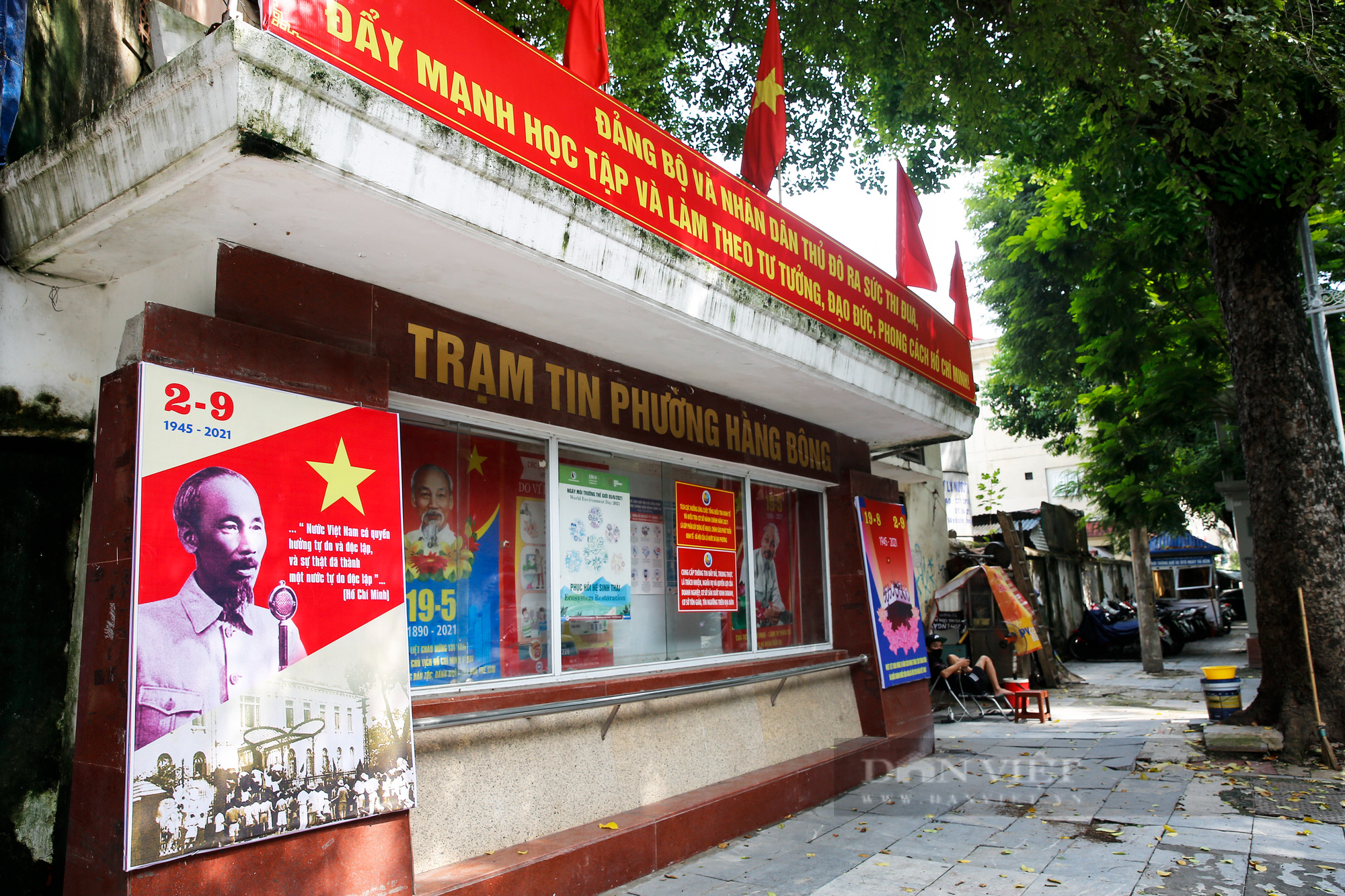 Đường phố Hà Nội rực rỡ sắc đỏ chào mừng Quốc khánh 2/9 - Ảnh 9.