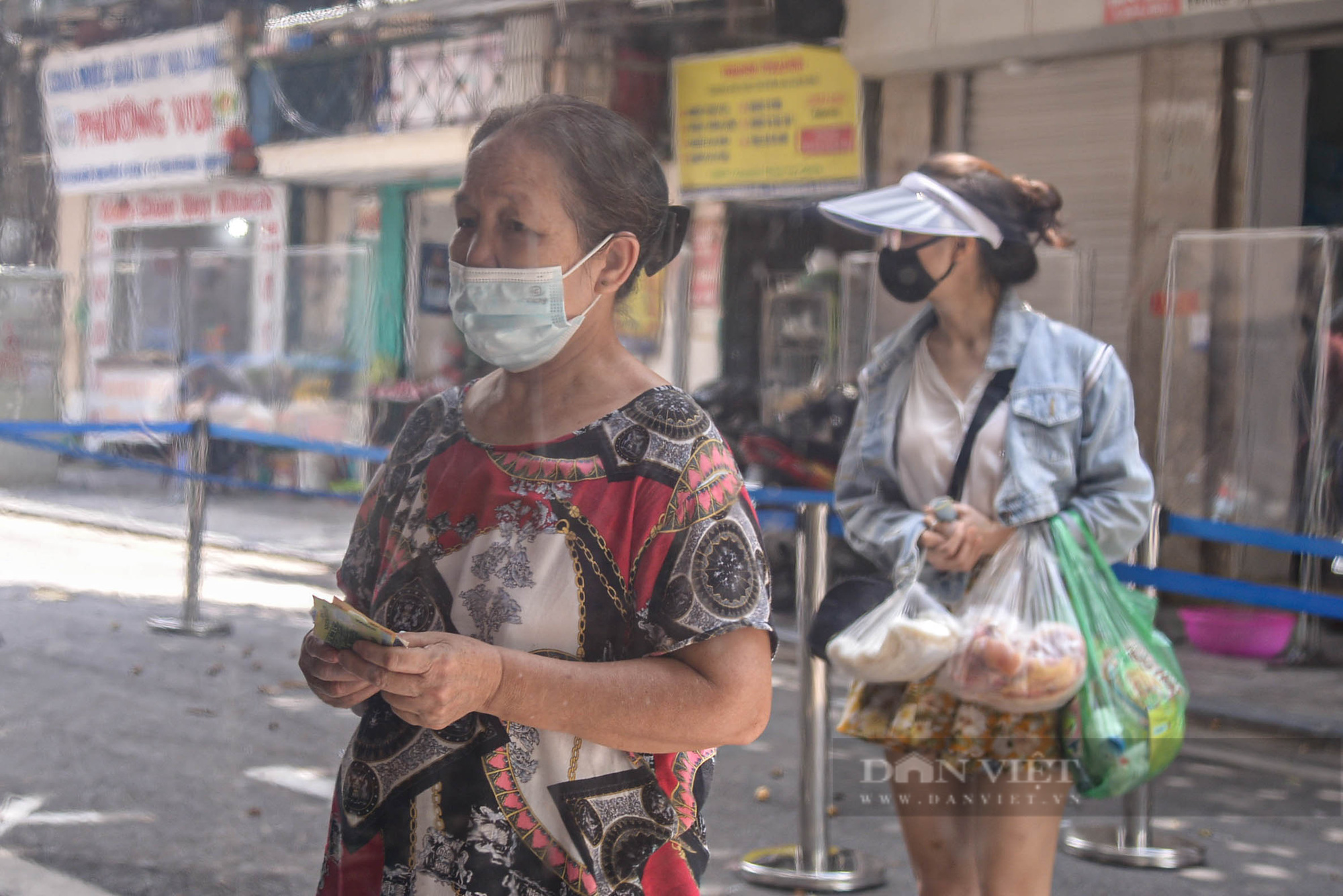 &quot;Chợ nhà giàu&quot; nổi tiếng Hà Nội, đìu hiu, vắng khách sau ngày mở cửa trở lại - Ảnh 8.