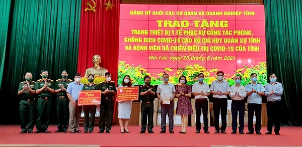 Đảng ủy PC Gia Lai trao tặng 150 bộ đồ bảo hộ cấp 3 cho Bệnh viện dã chiến tỉnh  - Ảnh 1.