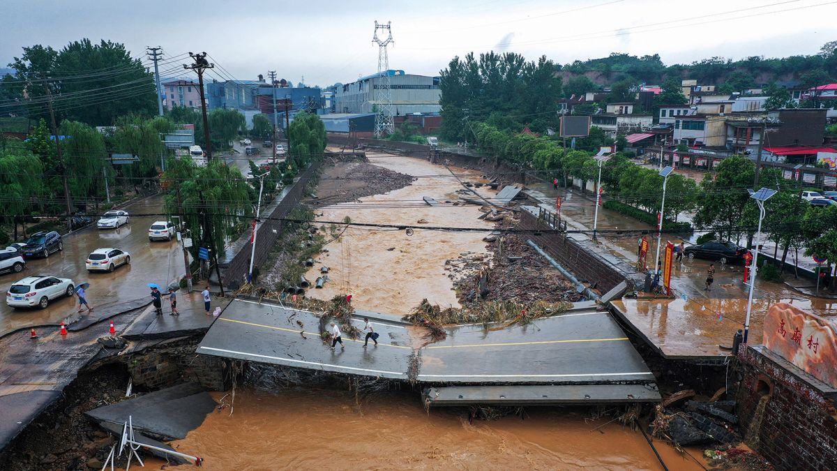 Trận lũ quét tàn khốc đã tấn công Trịnh Châu, cho thấy những trận mưa như trút nước đã gây chết người nhanh như thế nào trong một thành phố hiện đại đông đúc. Ảnh: @AP.
