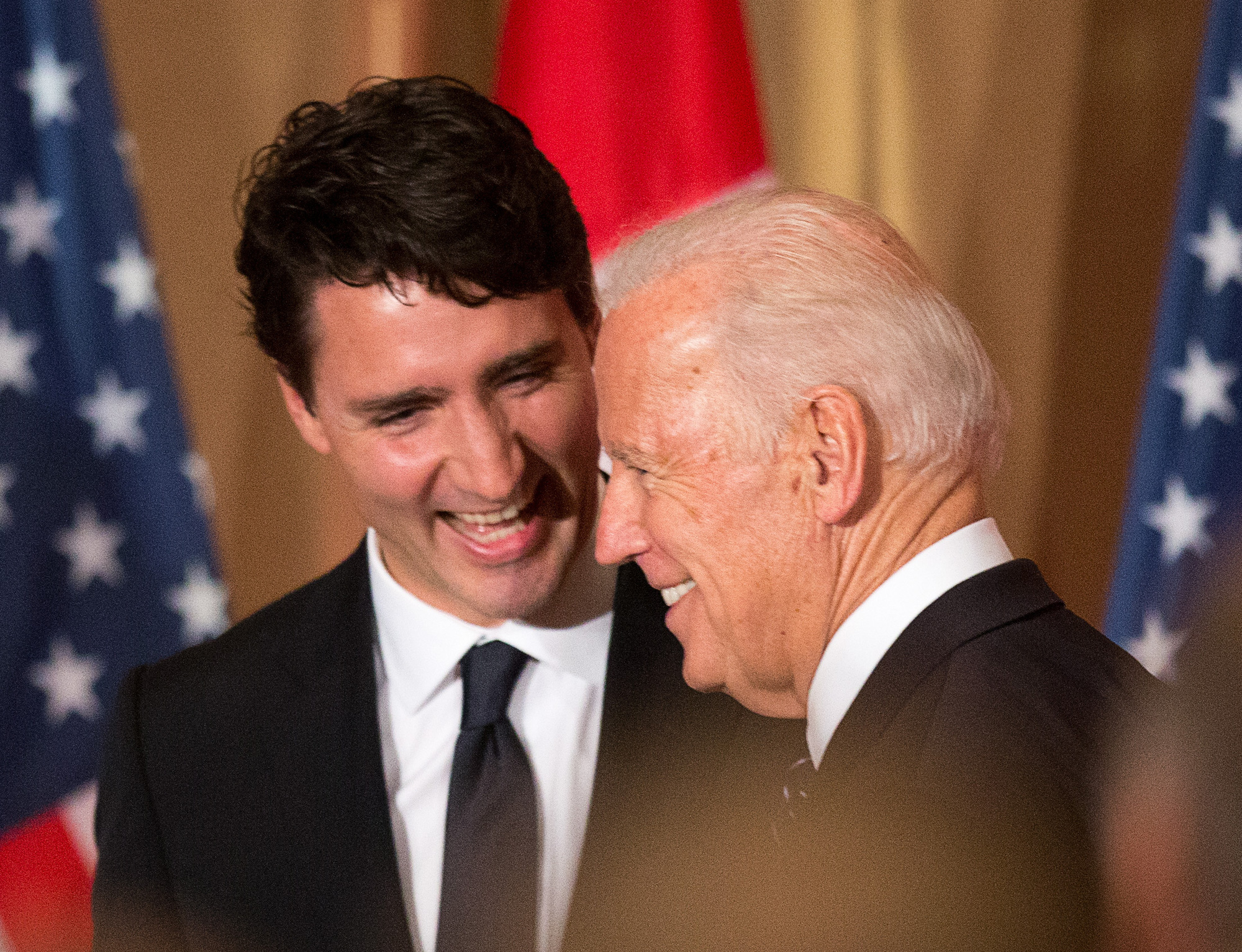 Vụ cá cược giữa Tổng thống Mỹ và Thủ tướng Canada: Bất ngờ món quà nhận được - Ảnh 1.