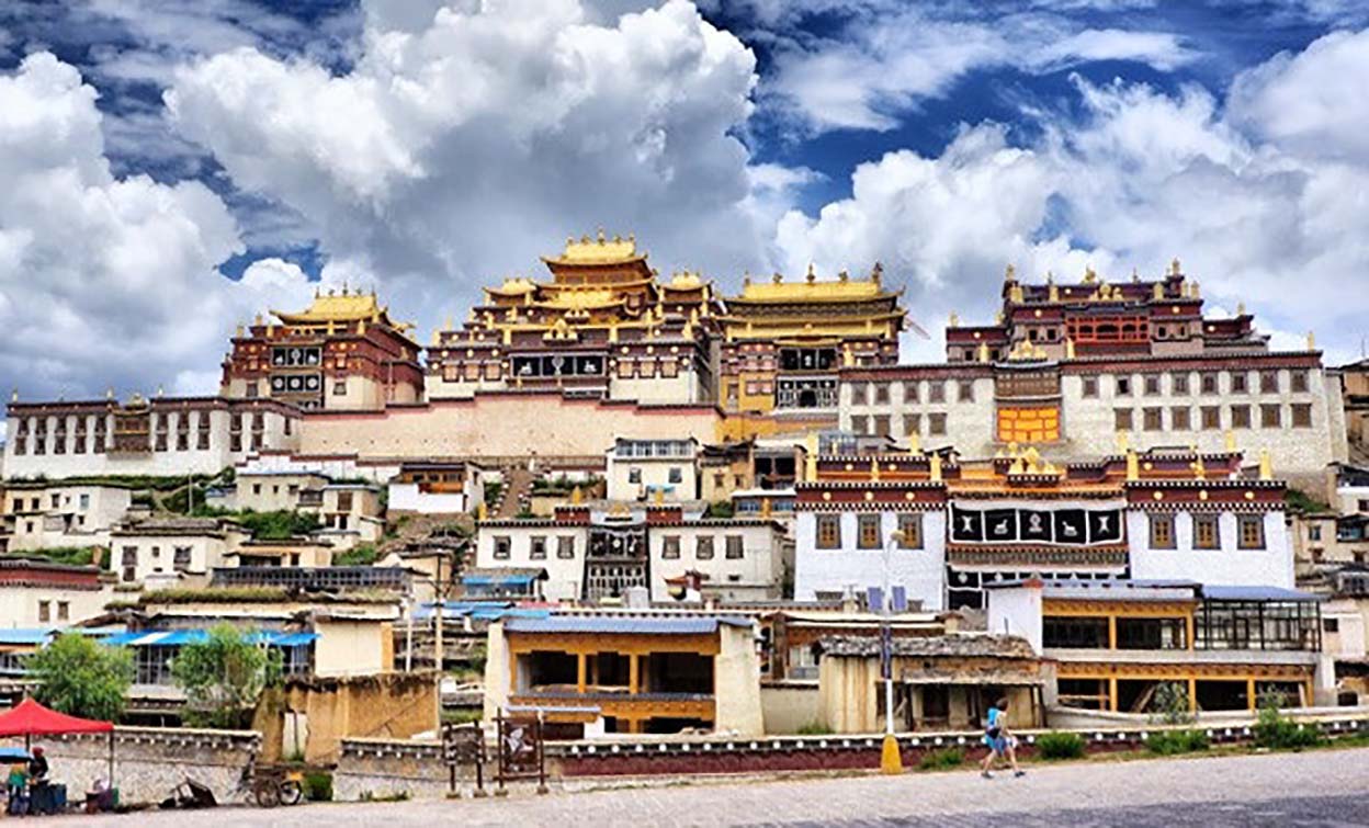 Tiên cảnh tại Shangrila và tục lệ cô dâu Tây Tạng ngủ với 20 người đàn ông trước đêm tân hôn - Ảnh 1.