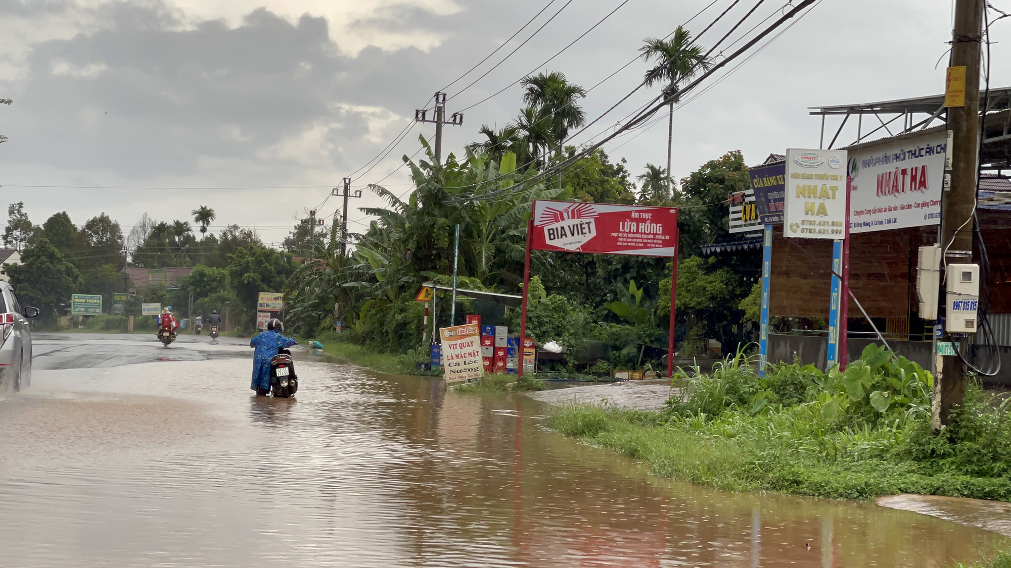 Đắk Lắk: Đường biến thành sông, nhiều phương tiện chết máy sau cơn mưa - Ảnh 1.